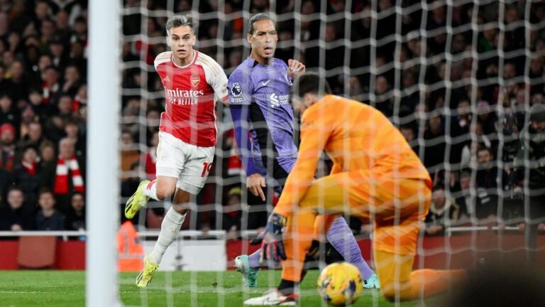 Premier League: Arsenal brighten up the title race with a 3-1 victory against Liverpool