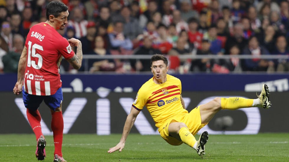 Lewandowski’s Brilliance Leads Barcelona to Victory Over Atletico Madrid 3-0 in La Liga Showdown