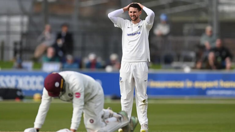 Sussex vs Northamptonshire Match Drawn Due to Bad Light : Robinson Completes 400 FC Wickets