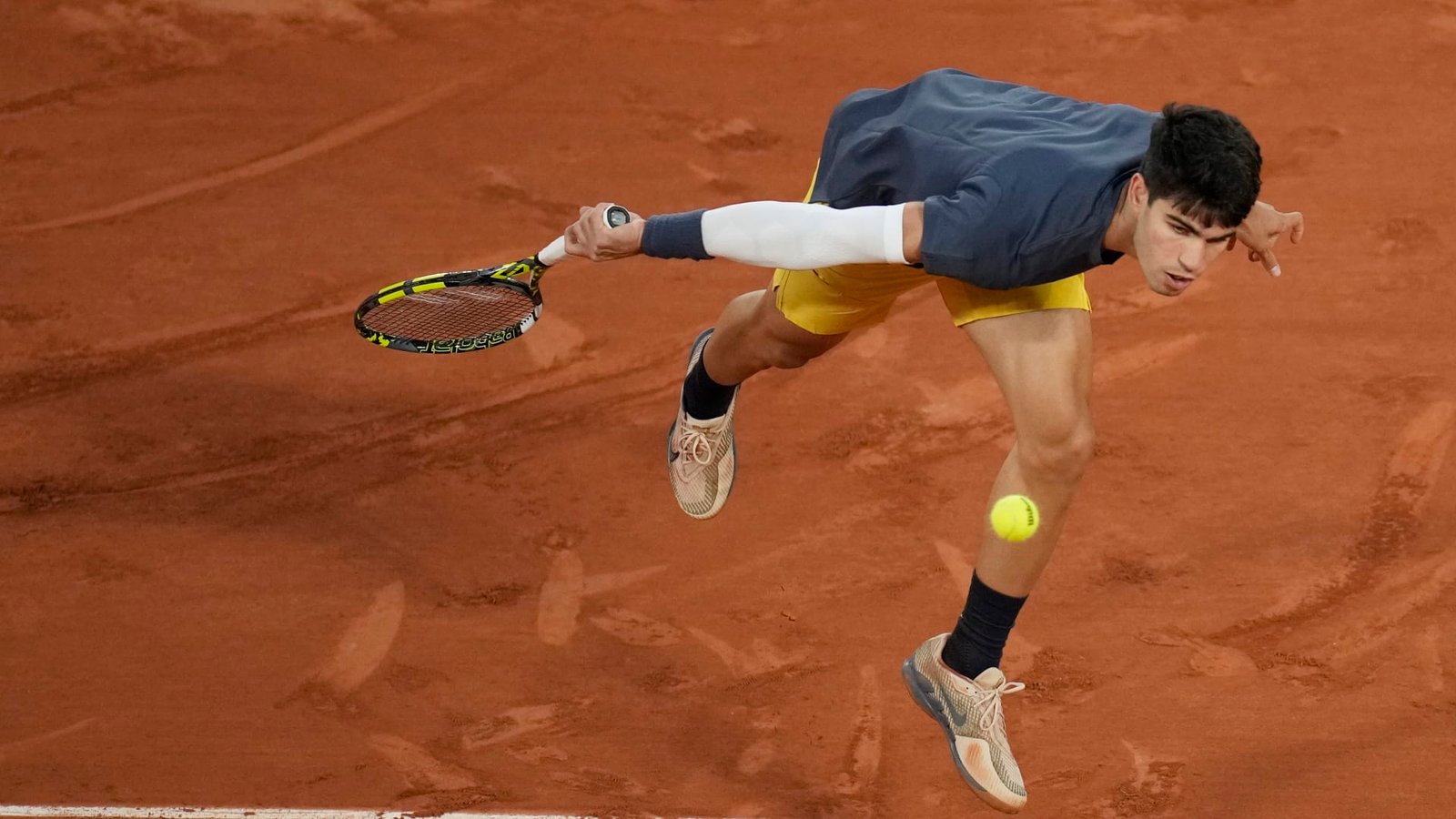 Carlos Alcaraz Set to Clash with Jannik Sinner in Roland Garros Semis 2024 after Victory over Tsitsipas