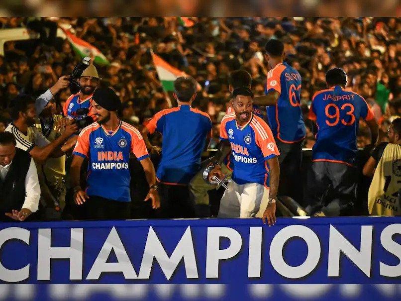 Hardik Pandya Celebrates T20 World Cup Win: Emotional Tribute to Fans at Mumbai Victory Parade