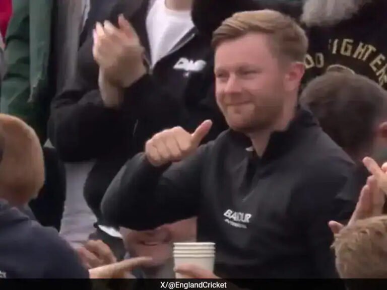 England Coach Paul Collingwood Left in Splits as Fan Takes Incredible Catch While Holding Beer During 1st Test vs Sri Lanka