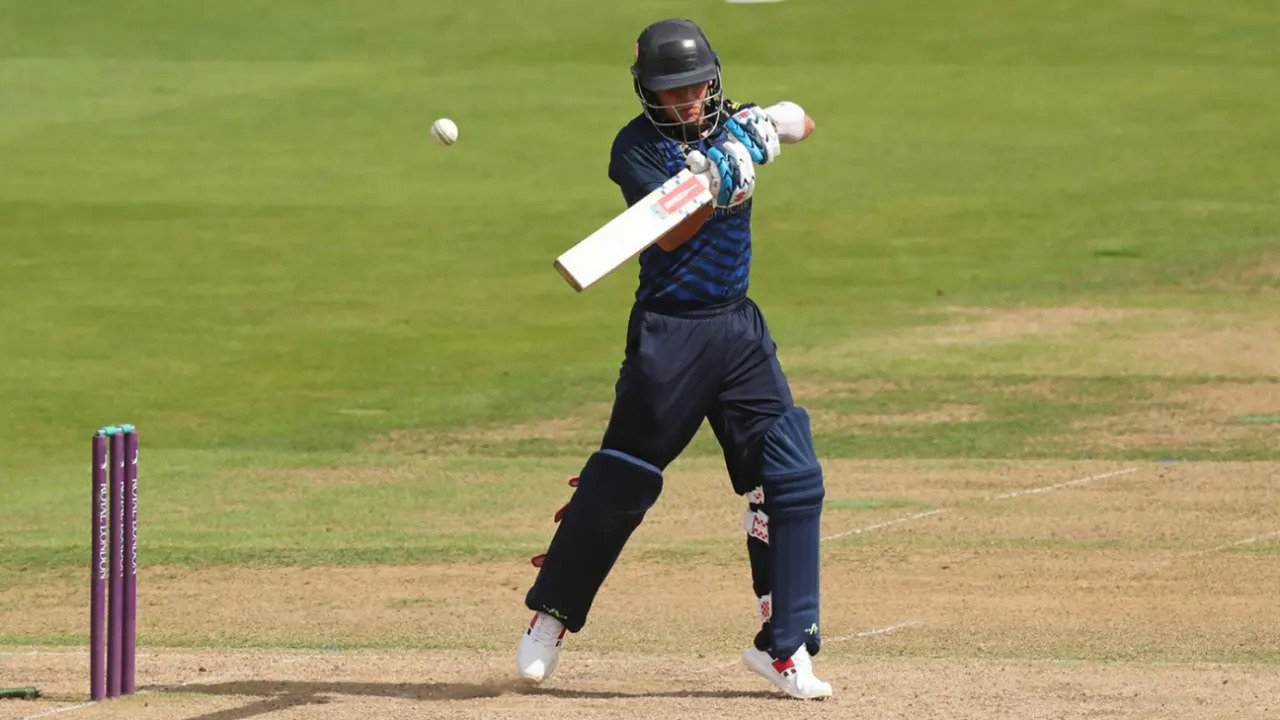 Kai Smith’s Stunning Century Secures Warwickshire’s Semi-Final Spot in One-Day Cup 2024