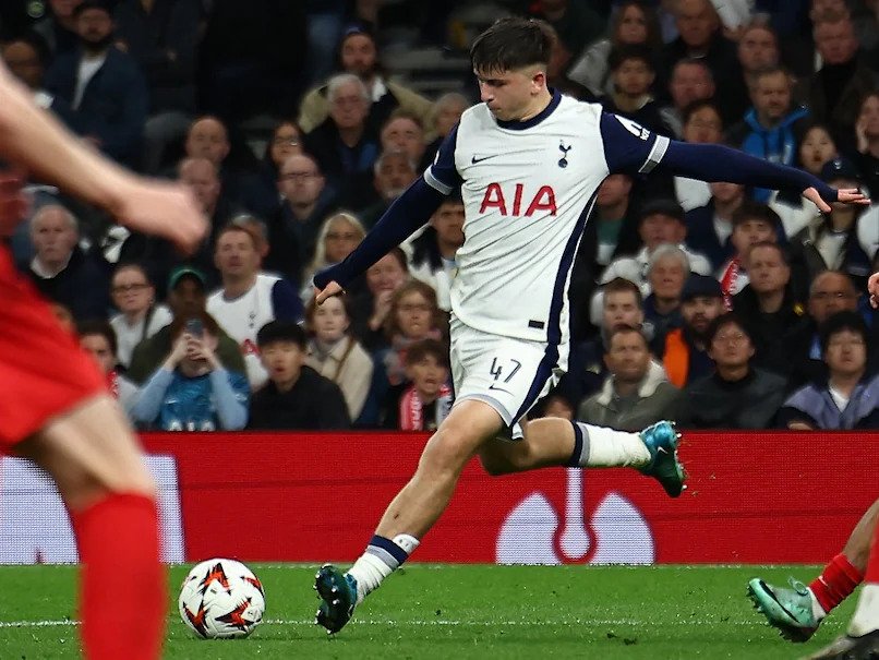 Rising Star Mikey Moore Shines in Tottenham’s 1-0 Victory Over AZ Alkmaar, Draws Neymar Comparisons